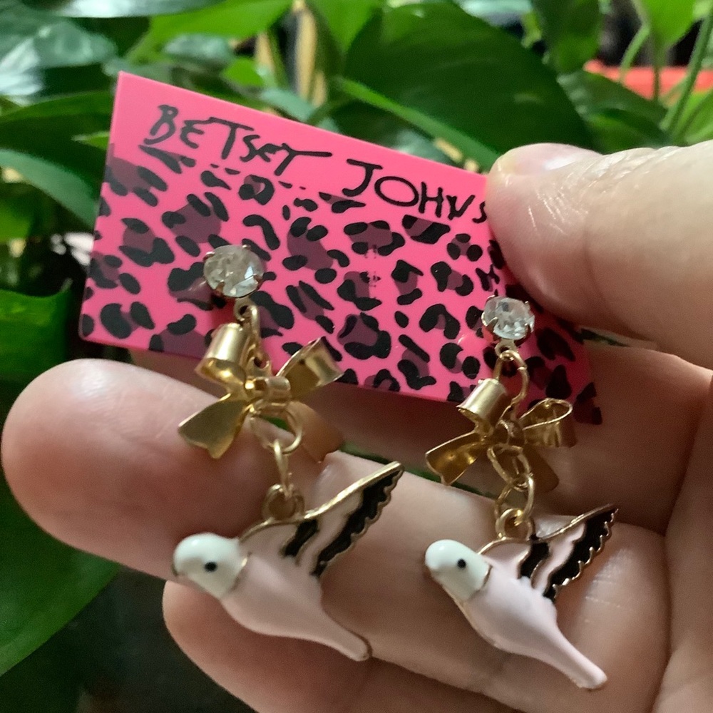 Betsey Johnson earrings bird 🐦